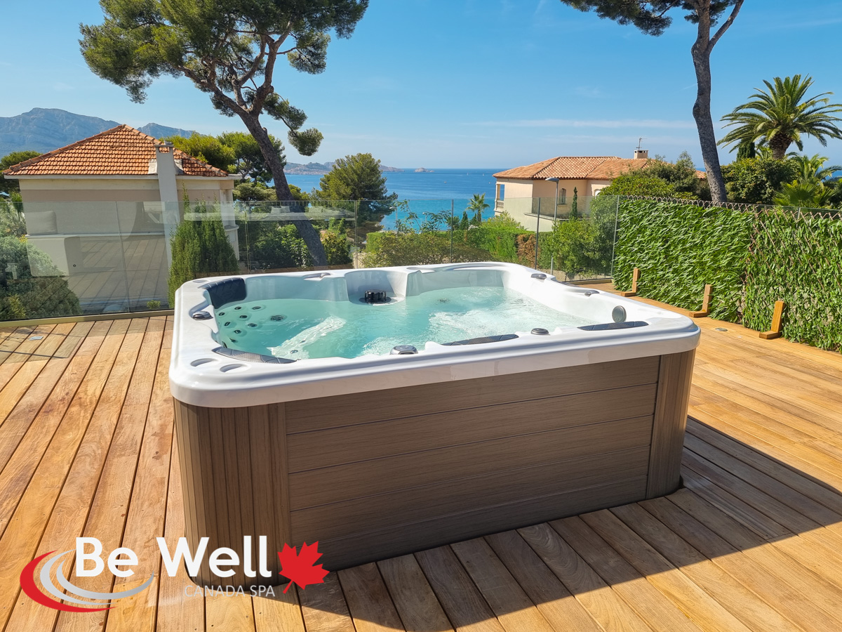 Spa Be Well Canada Spa installé sur terrasse avec vue mer
