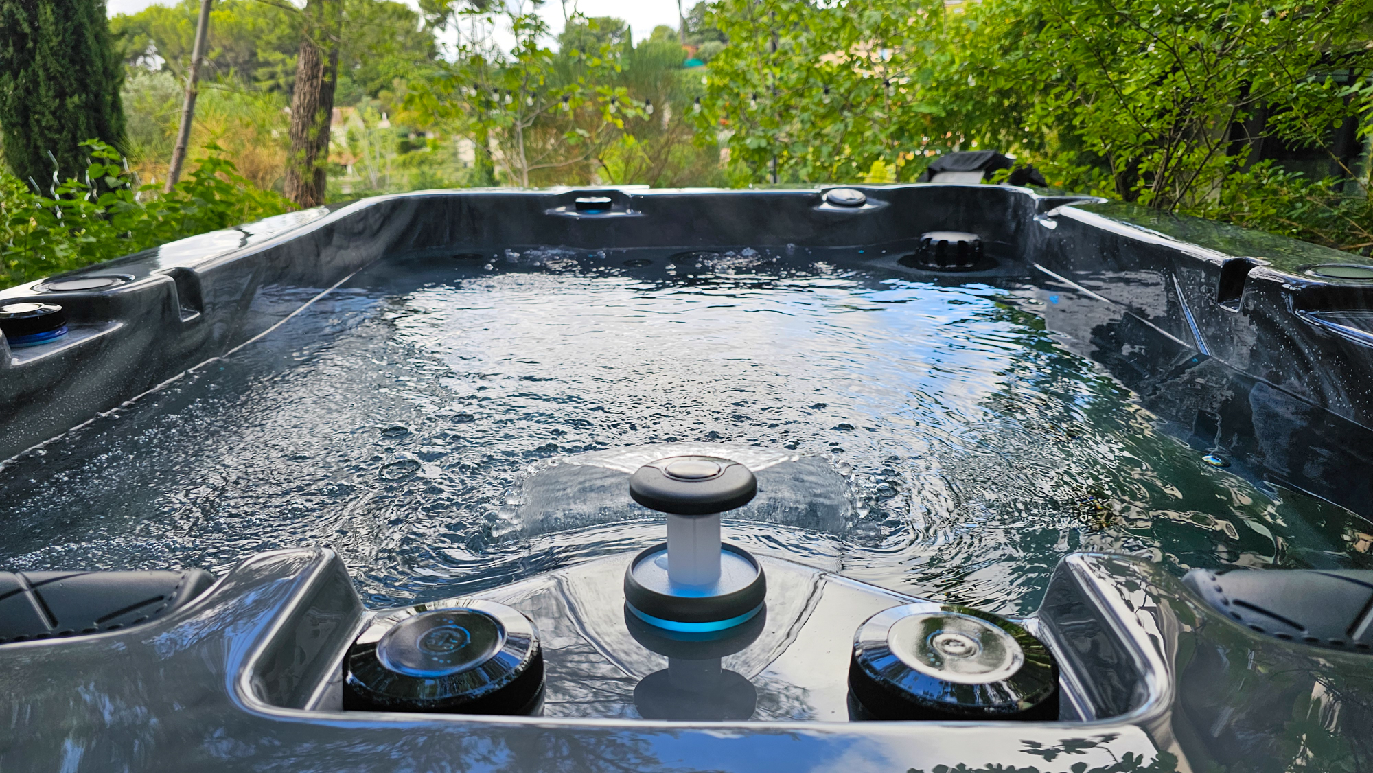 Spa installé dans un jardin provençal