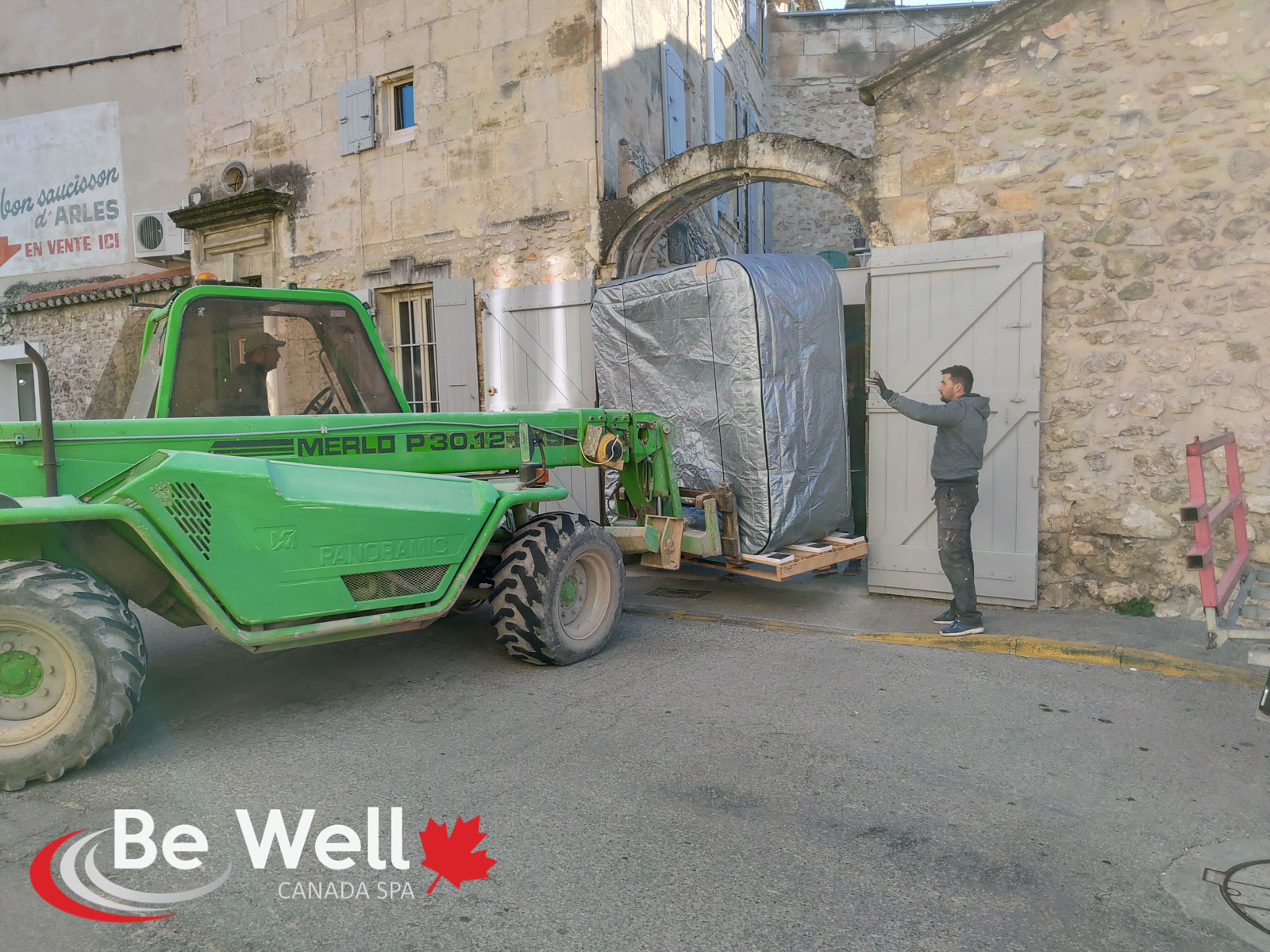 Livraison par télescopique dans les ruelles d'un village provençal