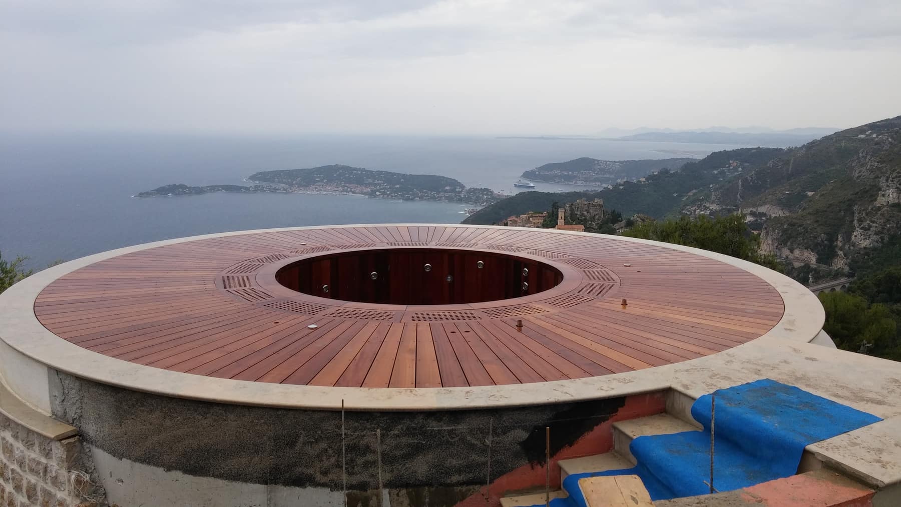 Spa tonneau à débordement sur mesure à Èze